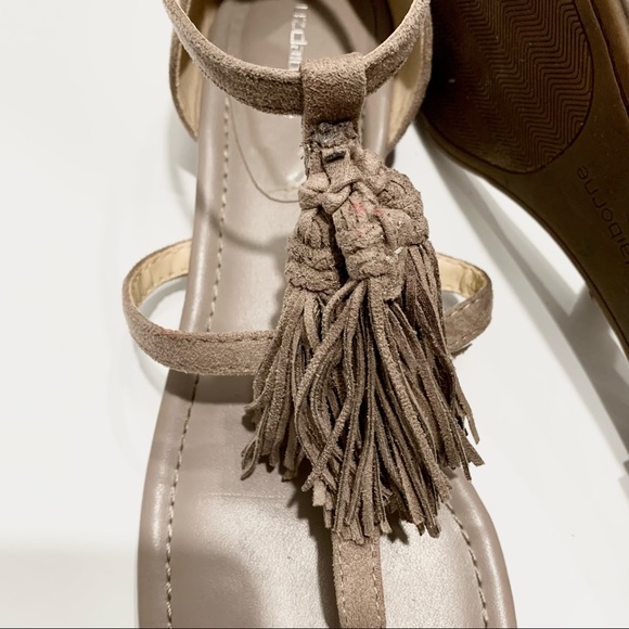 LIZ CLAIBORNE WEDGE THONG SANDALS NUDE COLOR WITH TUSSLE DETAIL - Picture 16 of 16